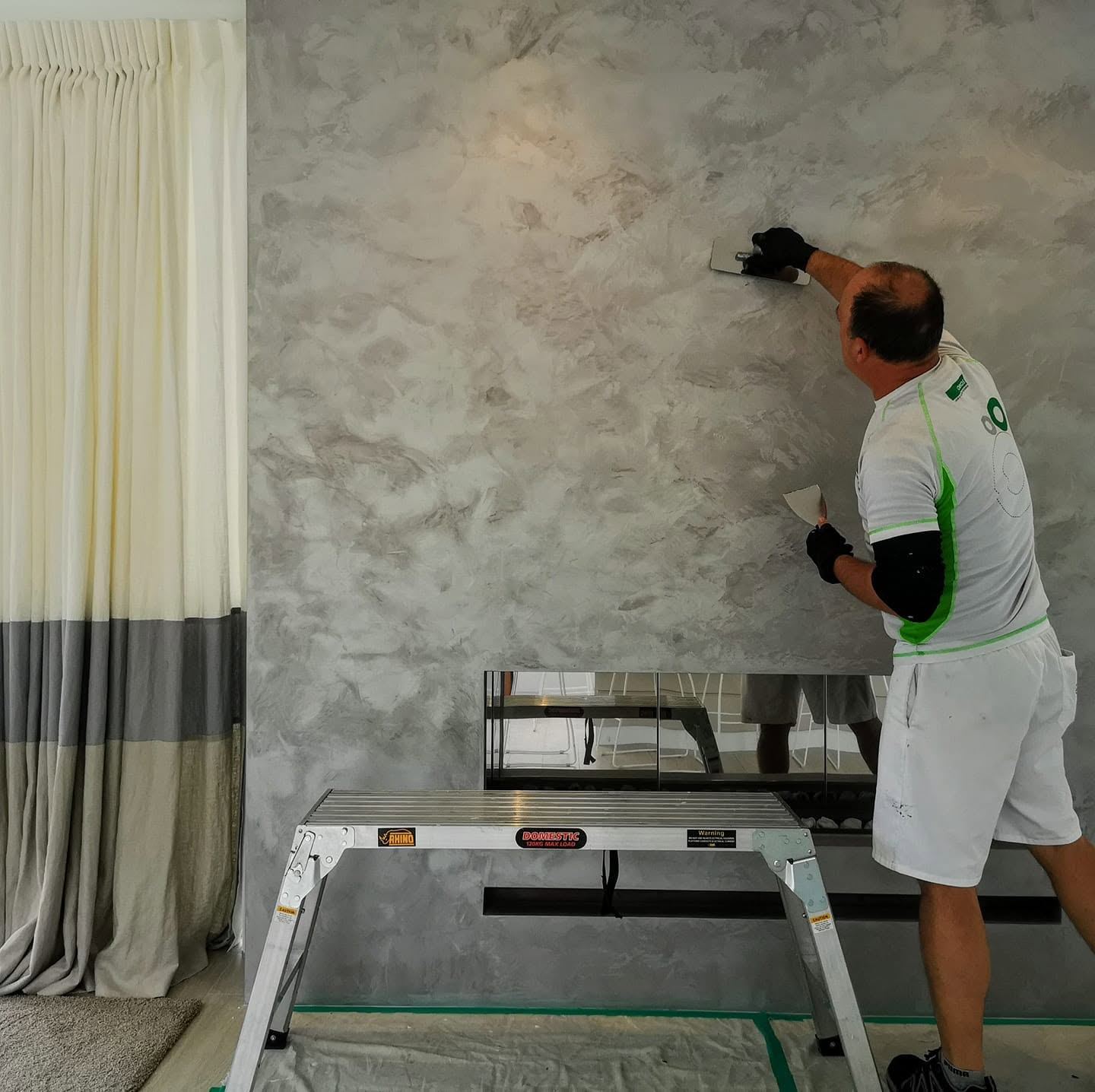 Applying Venetian plaster by hand